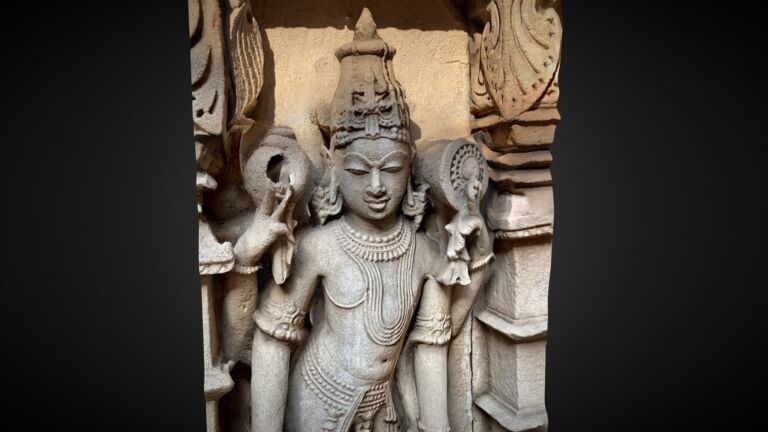 Carved standing figure with a small attendant in a niche between pillars, 3D model of a wall at Rani ki Vav, Patan